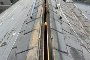 横浜市港南区でカバー工法による屋根修理とと外壁の雨漏り修理　棟板金・貫板撤去